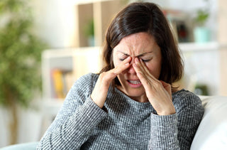 Une femme a des allergies oculaires