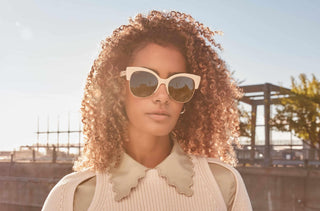 Une femme porte des lunettes œil de chat