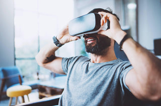 Un homme qui porte des lunettes de réalité virtuelle