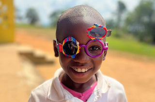 Un jeune Africain portant des lunettes de soleil colorées