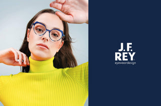 La femme porte une chemise jaune fluo et des lunettes bleues de J.F. Rey.