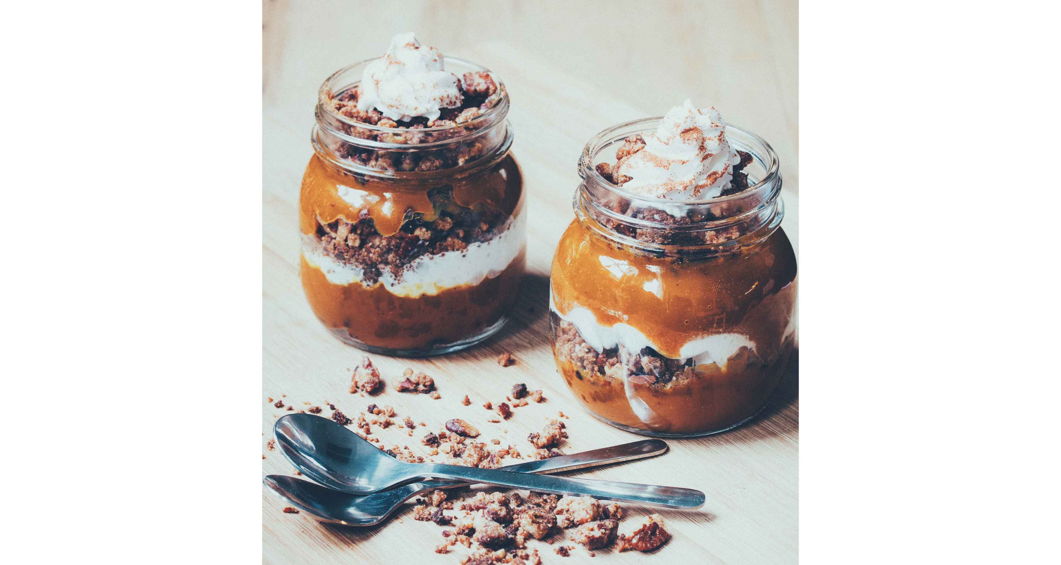 A photo of tiny jars with pumpkin pie inside of it