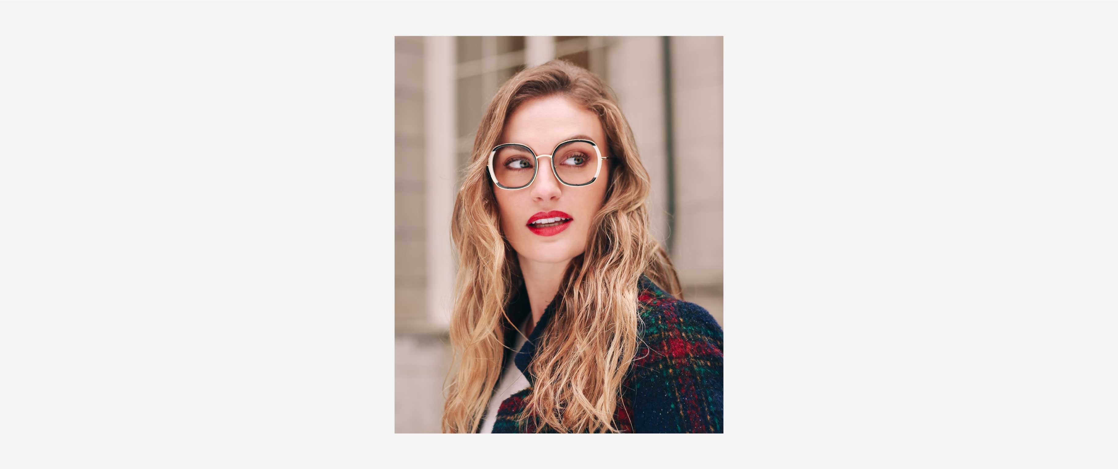 A woman is wearing a WOOW Pop Up frame