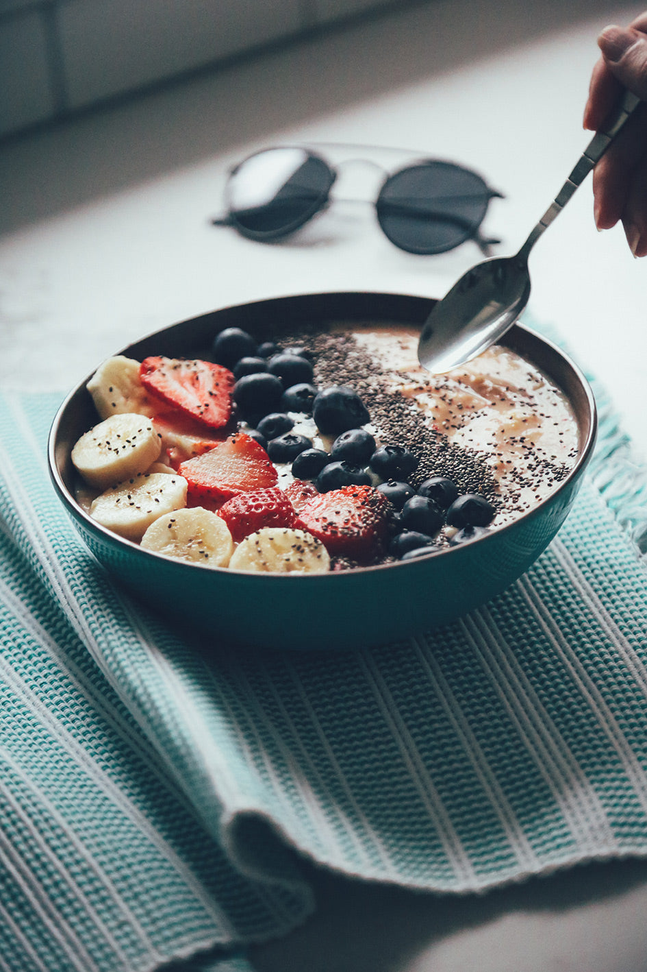 Bol déjeuner fraises bananes bleuets