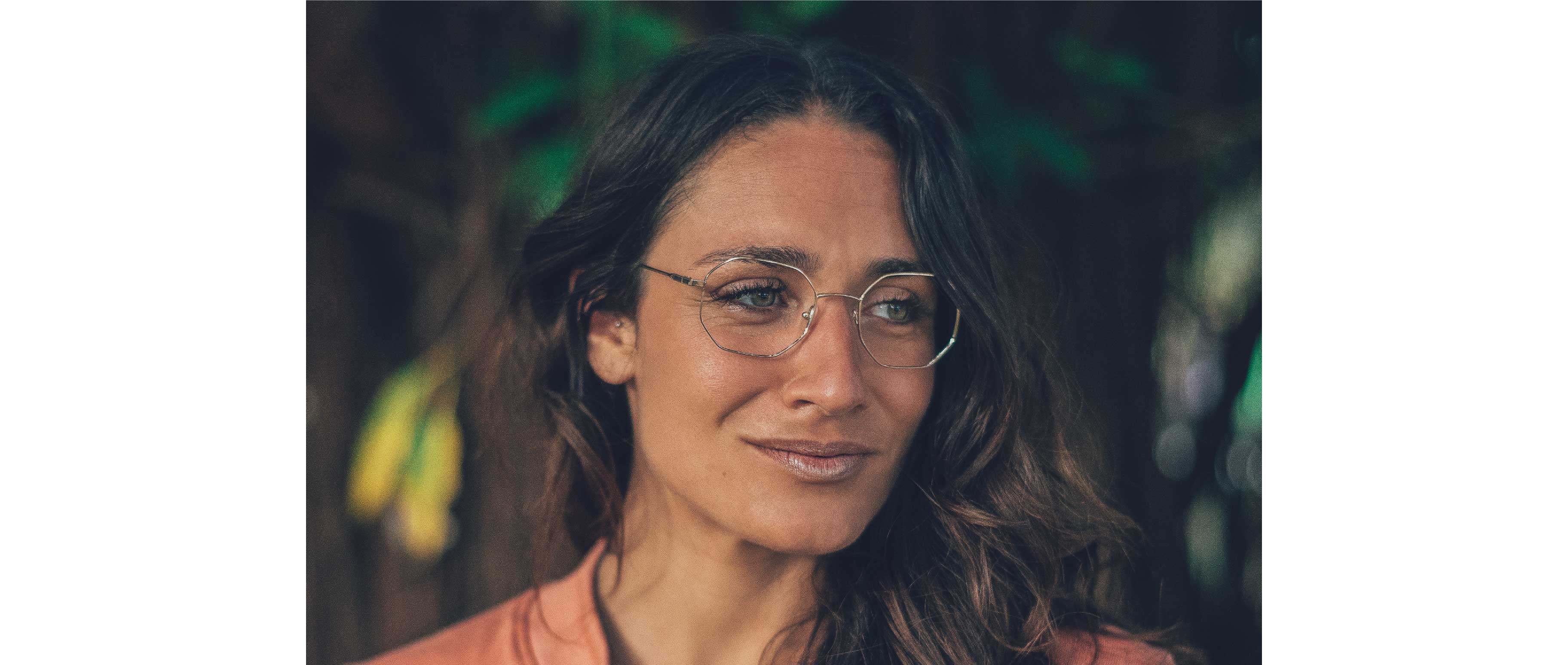 Camille Dg porte des lunettes de prescription Chloé octogonales