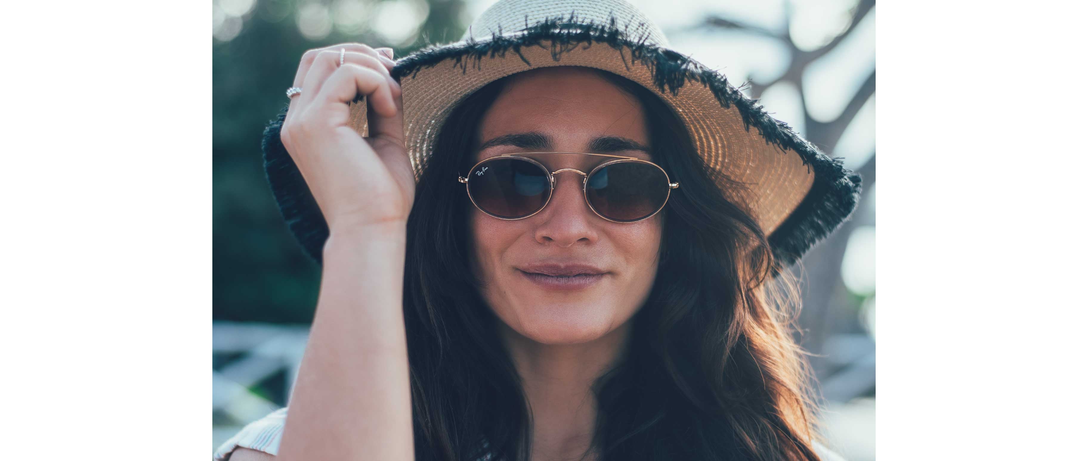 Camille Dg porte des lunettes de soleil Ray-Ban