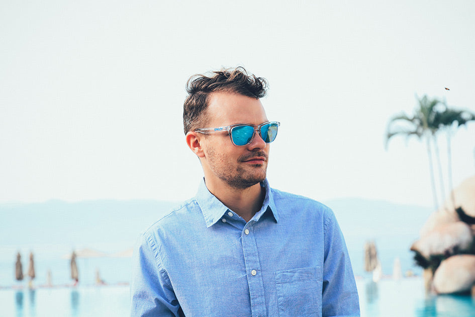 Hommes portant des lunettes devant une piscine