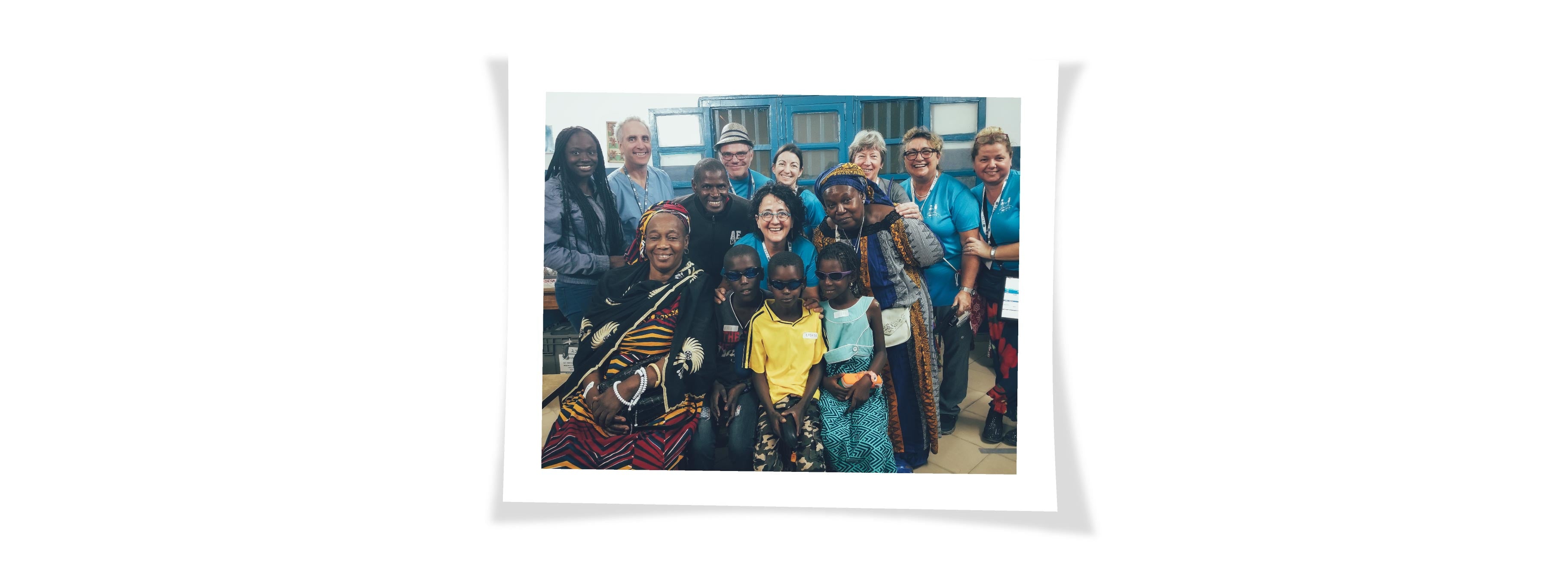 Les bénévoles de la plus récente mission d'IRIS Mundial au Sénégal prennent la pause entourés de patients.