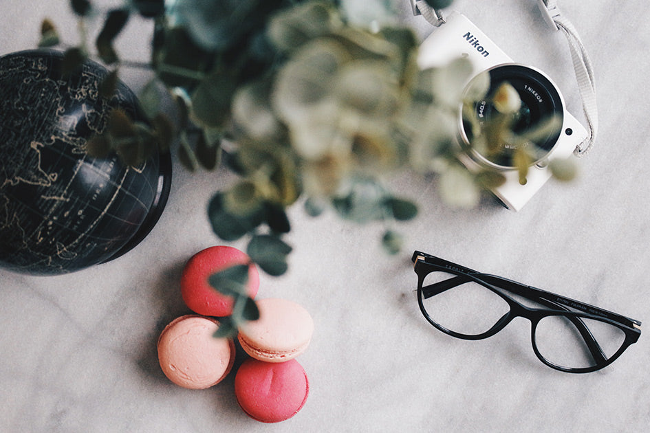 Lunettes sur une table