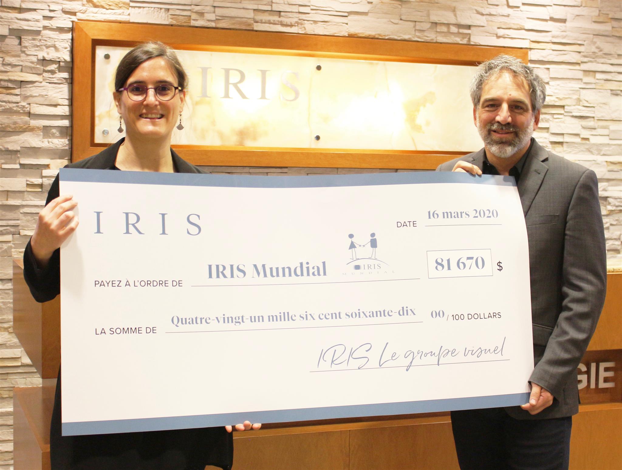 Mme Julie Roeiers, directrice générale d'IRIS Mundial tient un chèque de 81 670$ avec M Éric Babin, Président d'IRIS le Groupe Visuel