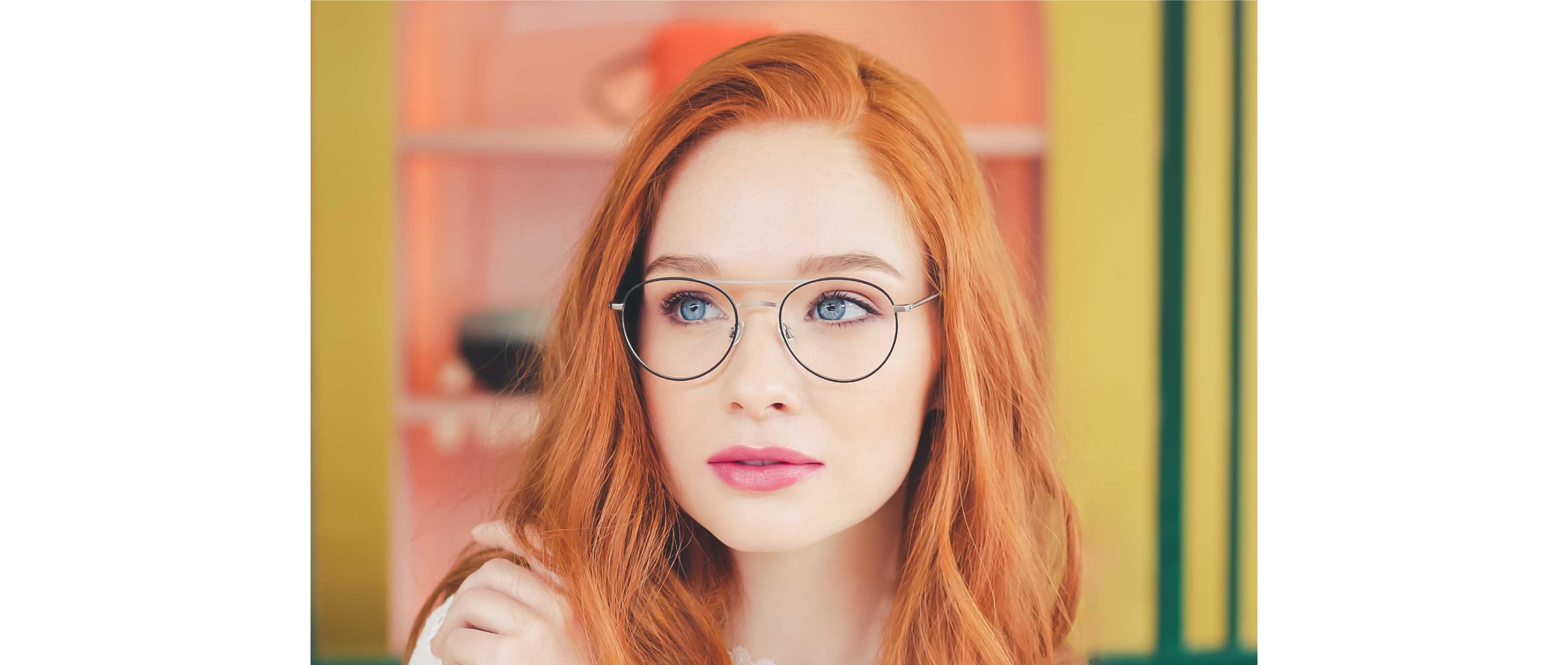 Une femme porte des lunettes KLiiK denmark K632